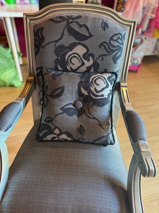 Butaca descalzadora floral tapizada
