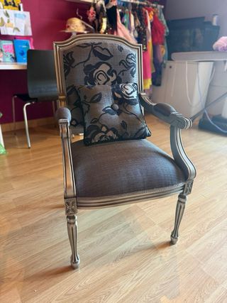 Butaca descalzadora floral tapizada