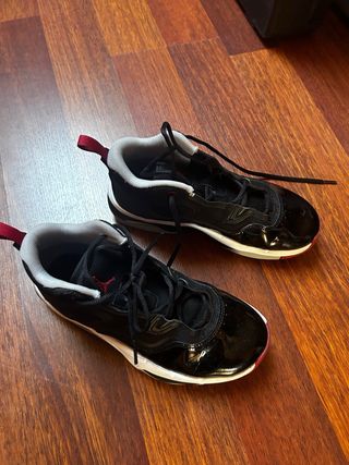 Zapatillas Jordan Negras y Rojas