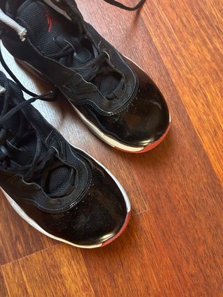 Zapatillas Jordan Negras y Rojas