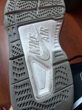 Zapatillas Jordan Negras y Rojas