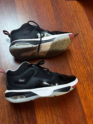 Zapatillas Jordan Negras y Rojas
