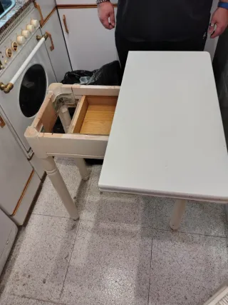 Mesa y taburete de cocina blanco