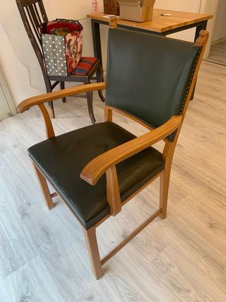 Silla de madera con brazos y tapizado verde