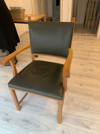 Silla de madera con brazos y tapizado verde