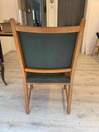 Silla de madera con brazos y tapizado verde