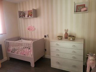 Habitación infantil: cuna, cómoda y estanterías