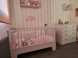 Habitación infantil: cuna, cómoda y estanterías