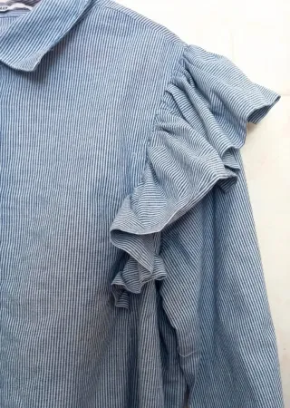 Camisa azul con rayas y volantes