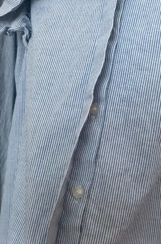 Camisa azul con rayas y volantes