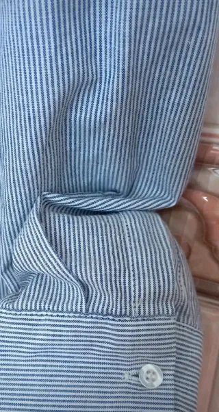 Camisa azul con rayas y volantes