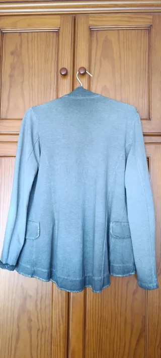 Chaqueta tipo militar gris entallada