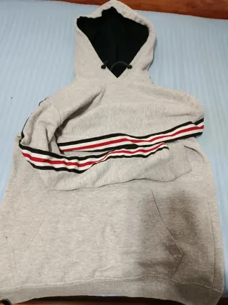 Sudadera gris con rayas