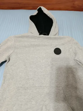 Sudadera gris con rayas
