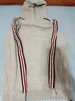 Sudadera gris con rayas