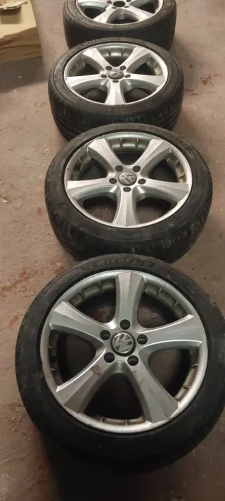 Llantas con neumáticos todo Michelin