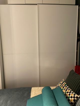 Armadio ante scorrevoli grigio/bianco