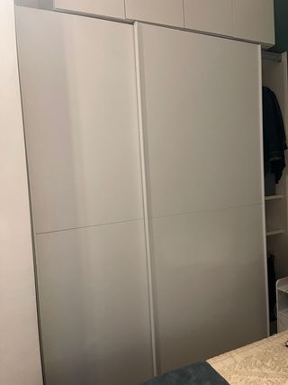 Armadio ante scorrevoli grigio/bianco