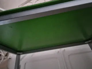 Mesa de cristal verde y patas metálicas