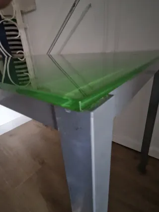 Mesa de cristal verde y patas metálicas
