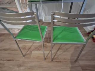 Mesa de cristal verde y patas metálicas