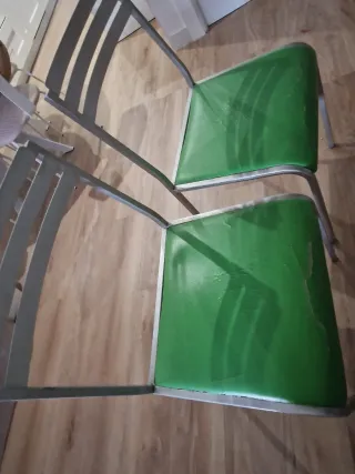 Mesa de cristal verde y patas metálicas