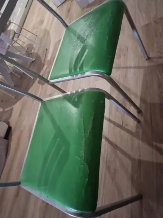 Mesa de cristal verde y patas metálicas