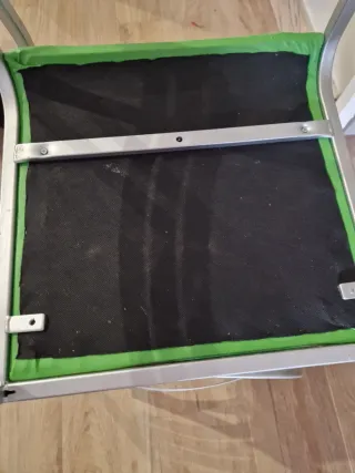 Mesa de cristal verde y patas metálicas