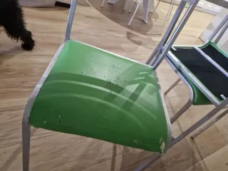 Mesa de cristal verde y patas metálicas