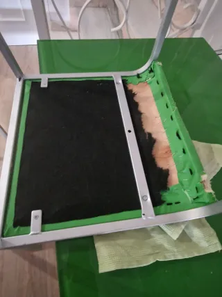 Mesa de cristal verde y patas metálicas