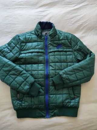 Cazadora Nike acolchada verde y azul