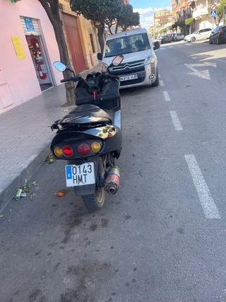 Yamaha Scooter 125cc Negra y Roja