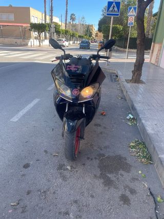 Yamaha Scooter 125cc Negra y Roja