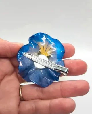 Pin artesanal flor pensamiento azul