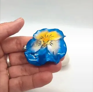 Pin artesanal flor pensamiento azul