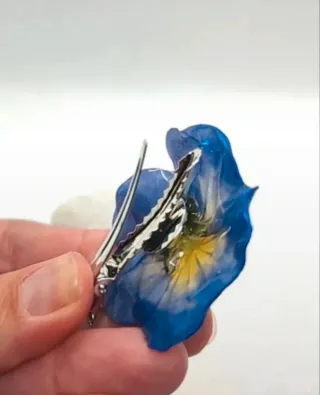 Pin artesanal flor pensamiento azul