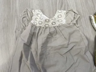 Lote 3 vestidos y 2 pololos bebé niña