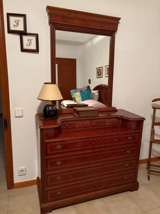 Tocador de madera con espejo