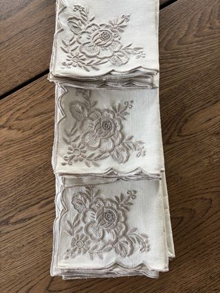 12 Guardanapos Linho Bordados Manualmente