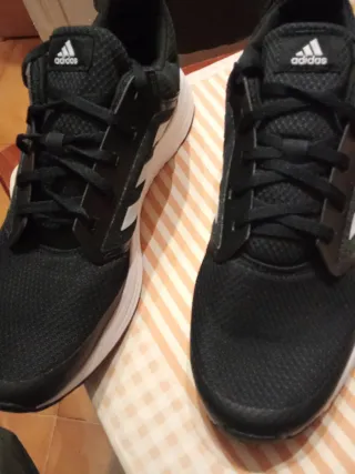 Zapatillas Adidas Negras y Blancas