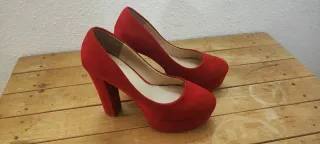 Zapatos de tacón rojos