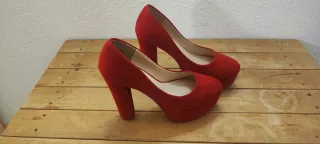 Zapatos de tacón rojos