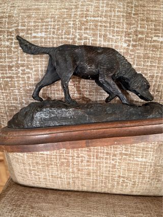 Figura perro bronce base madera