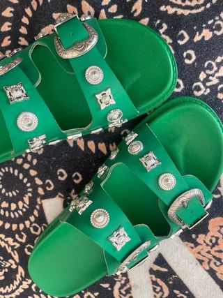 Sandalias verdes adornos plateados talla 38