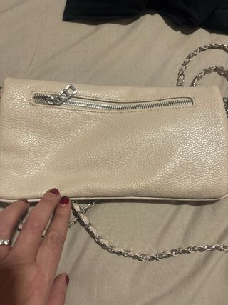 Bolso de mano con cadena y alas. Tipo Zadig