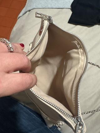 Bolso de mano con cadena y alas. Tipo Zadig