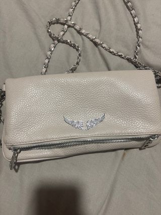 Bolso de mano con cadena y alas. Tipo Zadig
