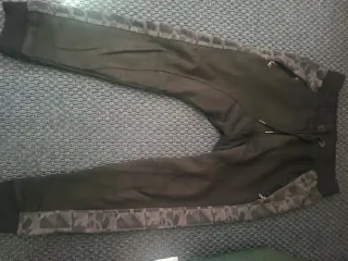 Pantalones deportivos grises y negros Talla L lote