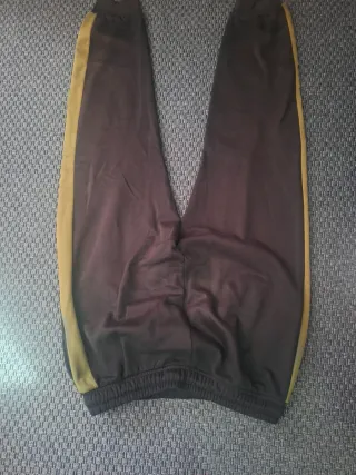 Pantalones deportivos grises y negros Talla L lote