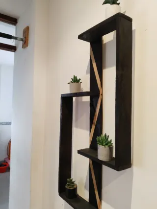 Estantería geométrica madera hecha a mano